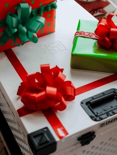 精美礼盒配大红色蝴蝶结