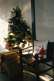 温馨室内的圣诞树布置