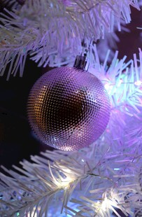 圣诞树上的紫色装饰球