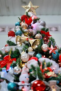 装饰精美的迷你圣诞树
