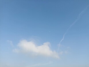 蓝天中的一朵白云