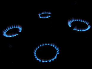 蓝色火焰的燃气灶炉头