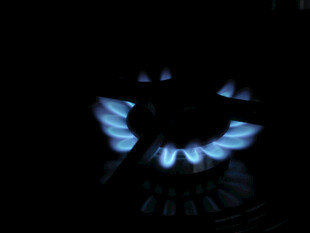 蓝色燃气灶火焰特写