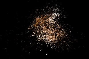 金色粉末爆炸瞬间