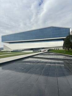 现代风格的宏伟建筑外观