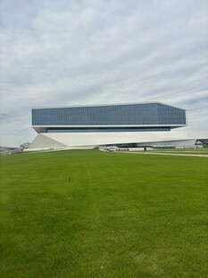 草地上的现代风格建筑