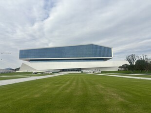 现代风格建筑前的开阔草坪