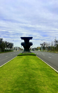 宽阔草坪上的独特雕塑