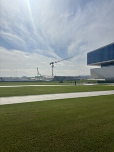 现代建筑旁的开阔绿地景观