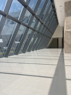 现代玻璃建筑内部走廊