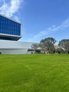 现代建筑旁的翠绿草坪