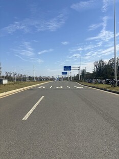 宽阔公路伸向远方