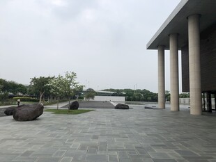 户外宽敞的建筑前开阔空间