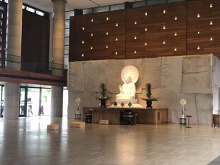 中式大厅内的精美佛像陈设