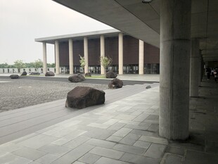 现代建筑外的空旷广场