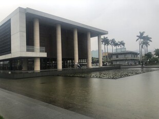 暴雨后积水的建筑物前场景