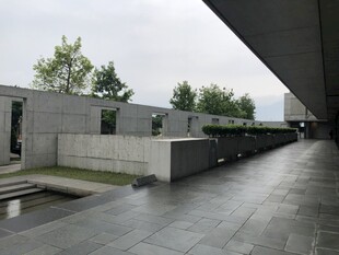 现代建筑外的空旷露台