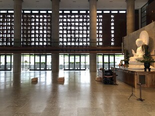 现代大厅内的雕塑艺术景观