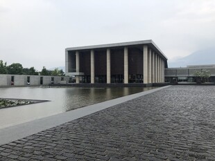 现代风格建筑前的开阔广场