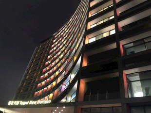 夜晚绚丽灯光下的高楼大厦