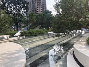 城市中的阶梯式水景景观