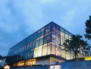 现代玻璃建筑夜景风光