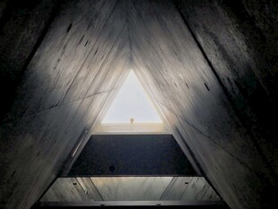 透过木窗的三角形光亮