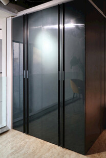 现代黑色玻璃质感衣柜