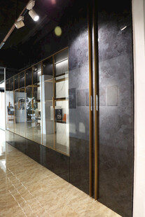 现代风格玻璃展示柜走廊