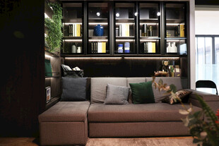 现代客厅温馨沙发书架一角