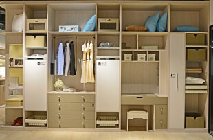 现代简约风步入式衣帽间