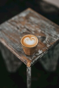 木桌上的精致拉花咖啡