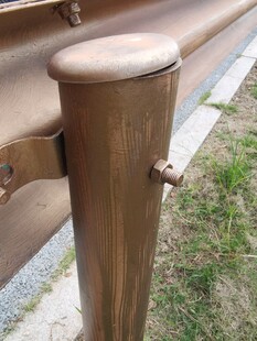 户外金属柱形物件特写