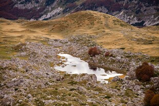 山间碎石中的小片水域