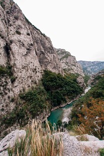 峡谷间的碧绿河流美景