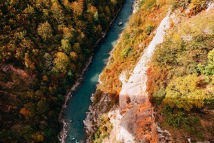 山间蜿蜒河流秋景图