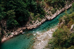 山间碧绿溪流美景