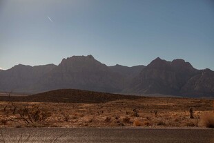 荒漠中的连绵山脉