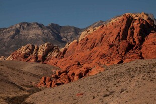 红岩峻岭壮美自然景观