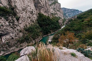 峡谷间的翠绿河流与峭壁