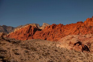 红色山峦下的荒凉景致