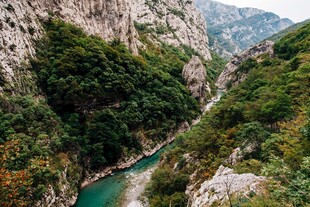 峡谷间的碧绿河流美景