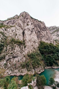 壮丽山川与碧绿湖水景观