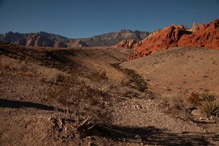 荒漠中的红色山峦景观