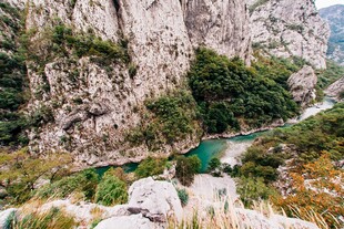 山间碧溪穿峭壁美景