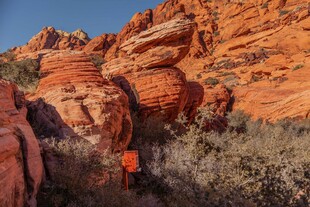 红岩间的徒步者