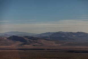 广袤荒漠中的连绵山脉