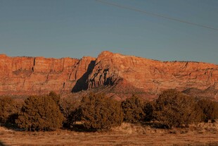 黄昏下的壮丽红岩景观