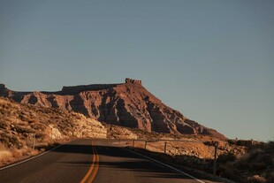 公路尽头的壮丽山丘