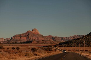荒漠公路远眺壮丽山峦